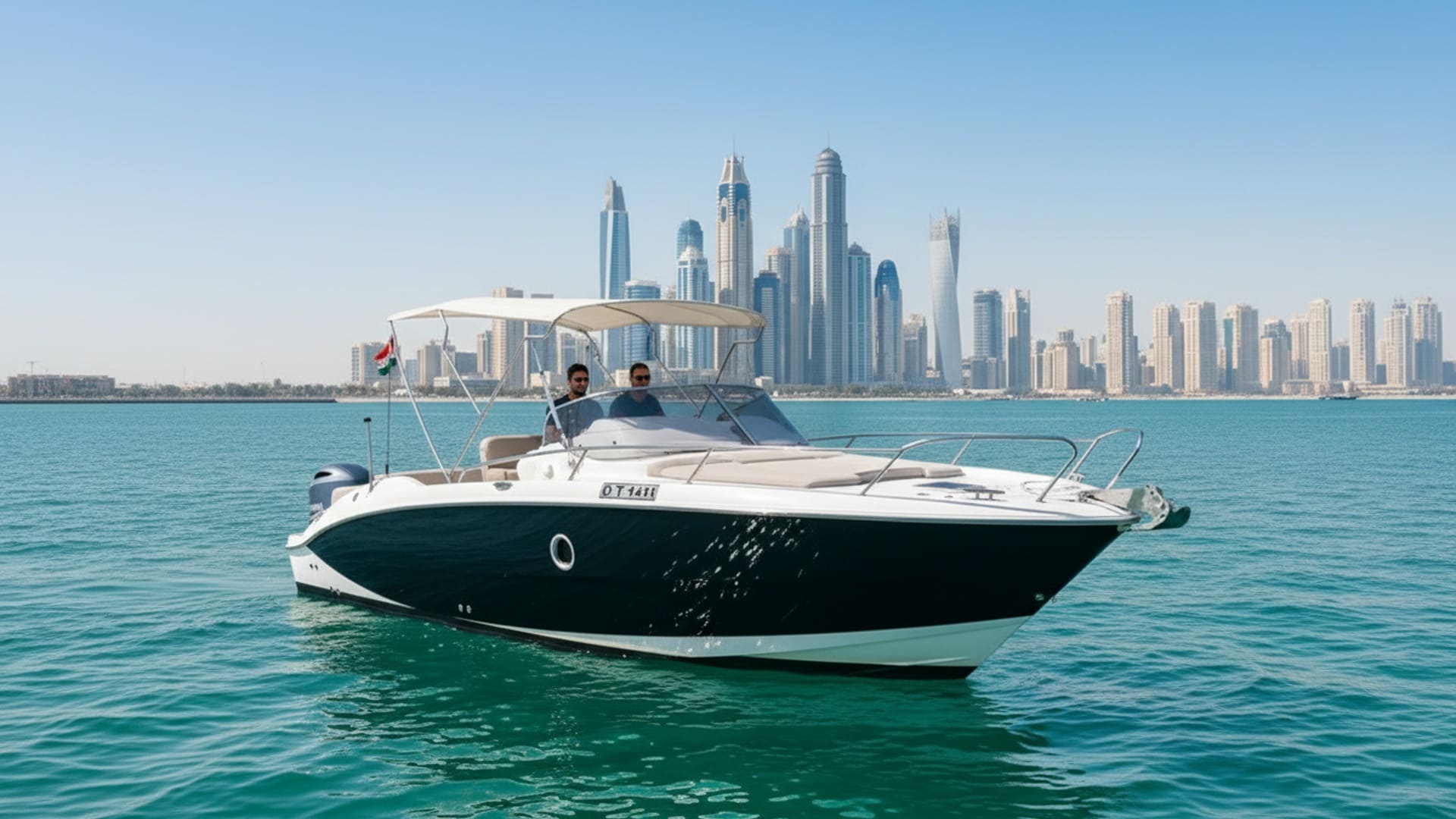 Просторная палуба и зона отдыха на Sapphire Knight 27 ft